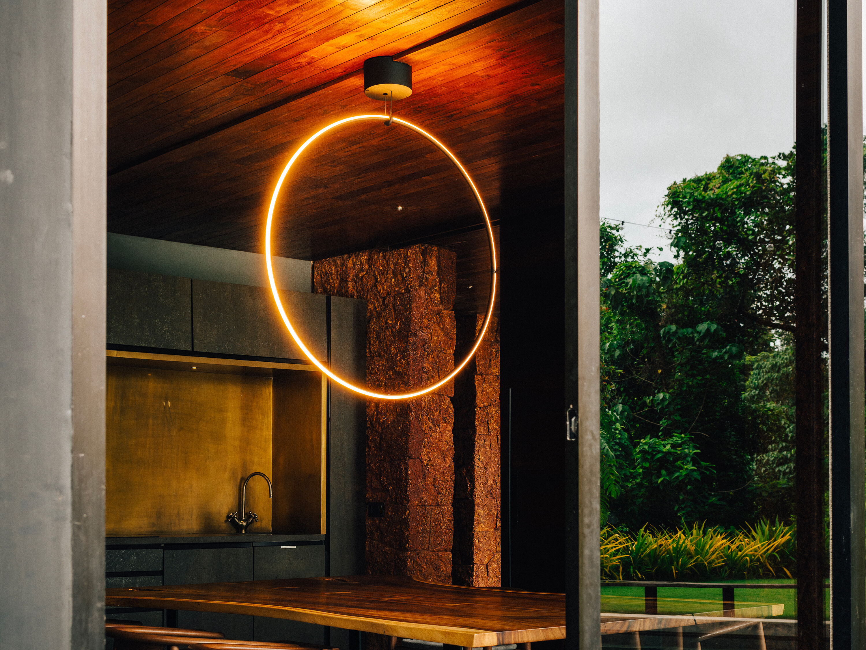 Arrangements Round Large